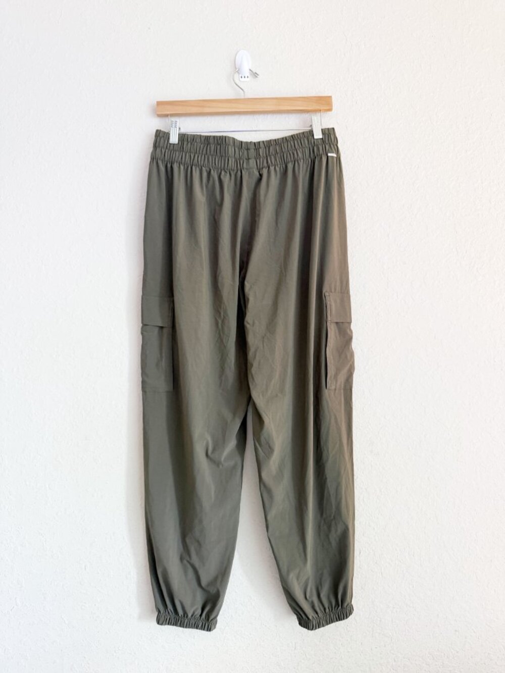 Vuori Olive Cargo Jogger Pants Size Large Performance Travel Utility Pants - Picture 6 of 8
